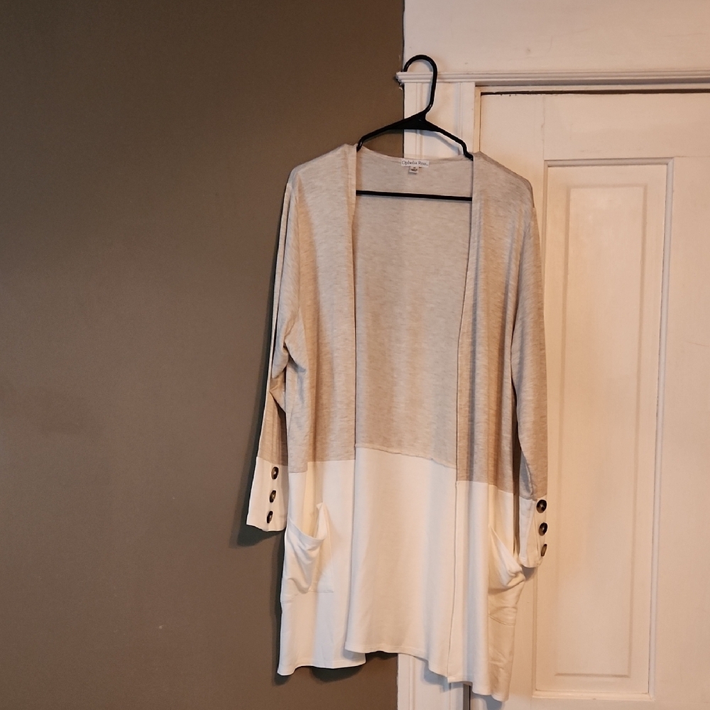 Ophelua Roe Like New Women's Beige and White Sweater